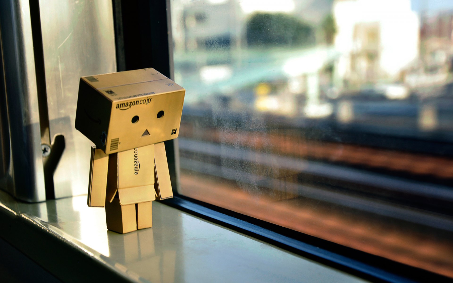 danbo amazon scatola scatola giocattolo cartone riflessione luce bokeh imballaggio 2560x1600