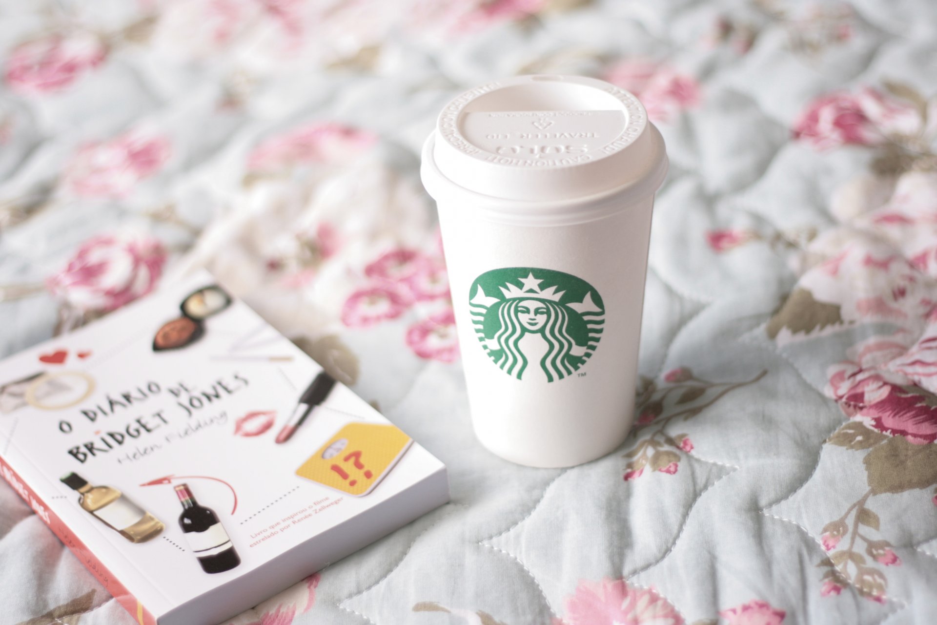 tarbucks humeur tasse tasse verre livres lit café starbucks journal