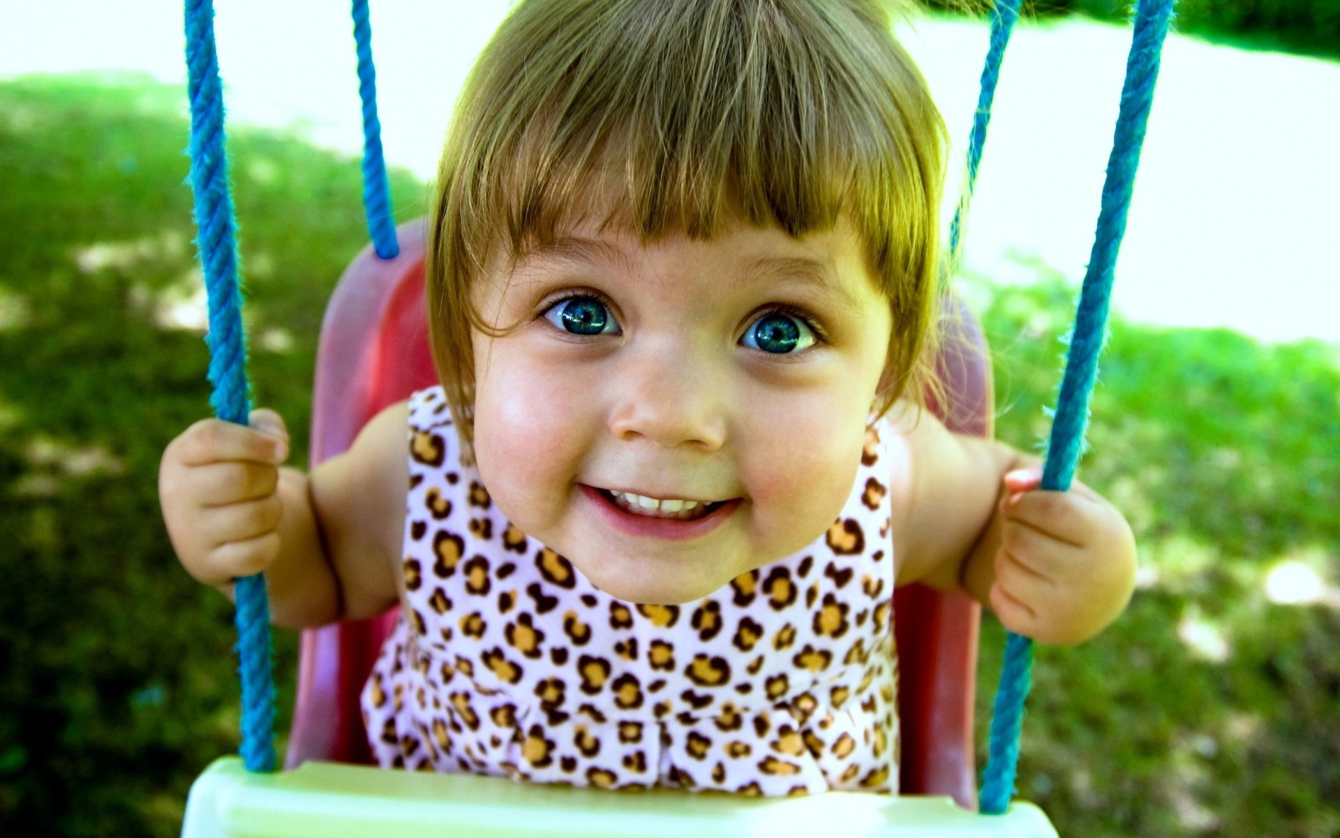 bebé niña sonrisa alegría columpio