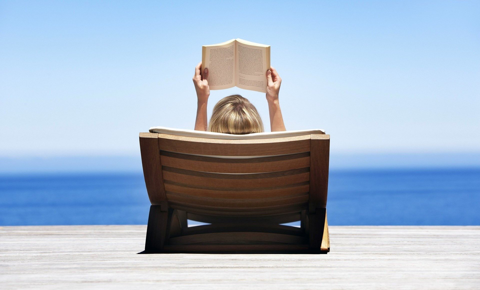 natur mädchen blond strand liegt buch meer wasser himmel