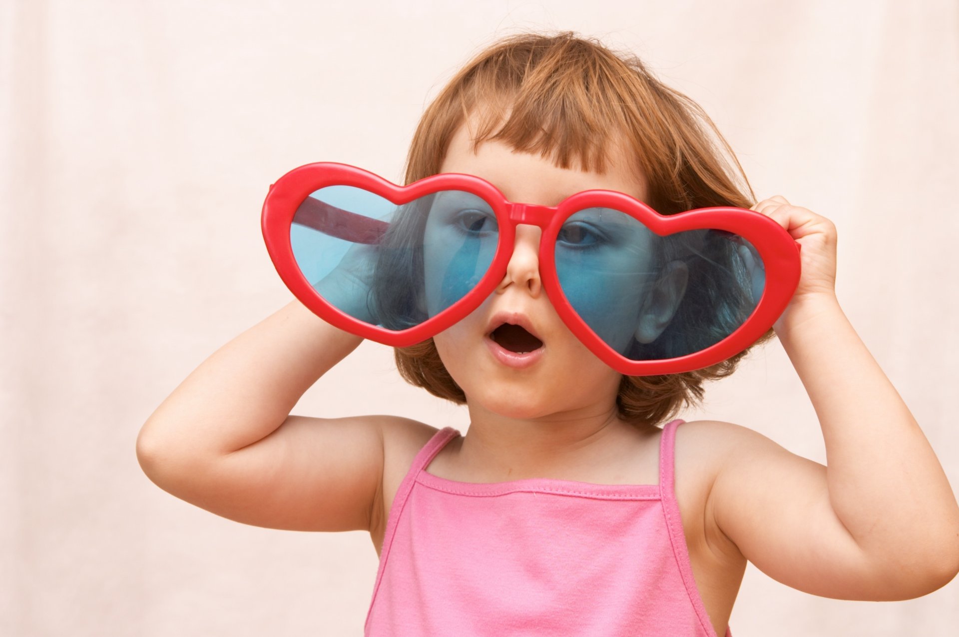 chica romántica en forma de corazón de cristal corazón feliz bebé infancia pasión chica romántica feliz niños