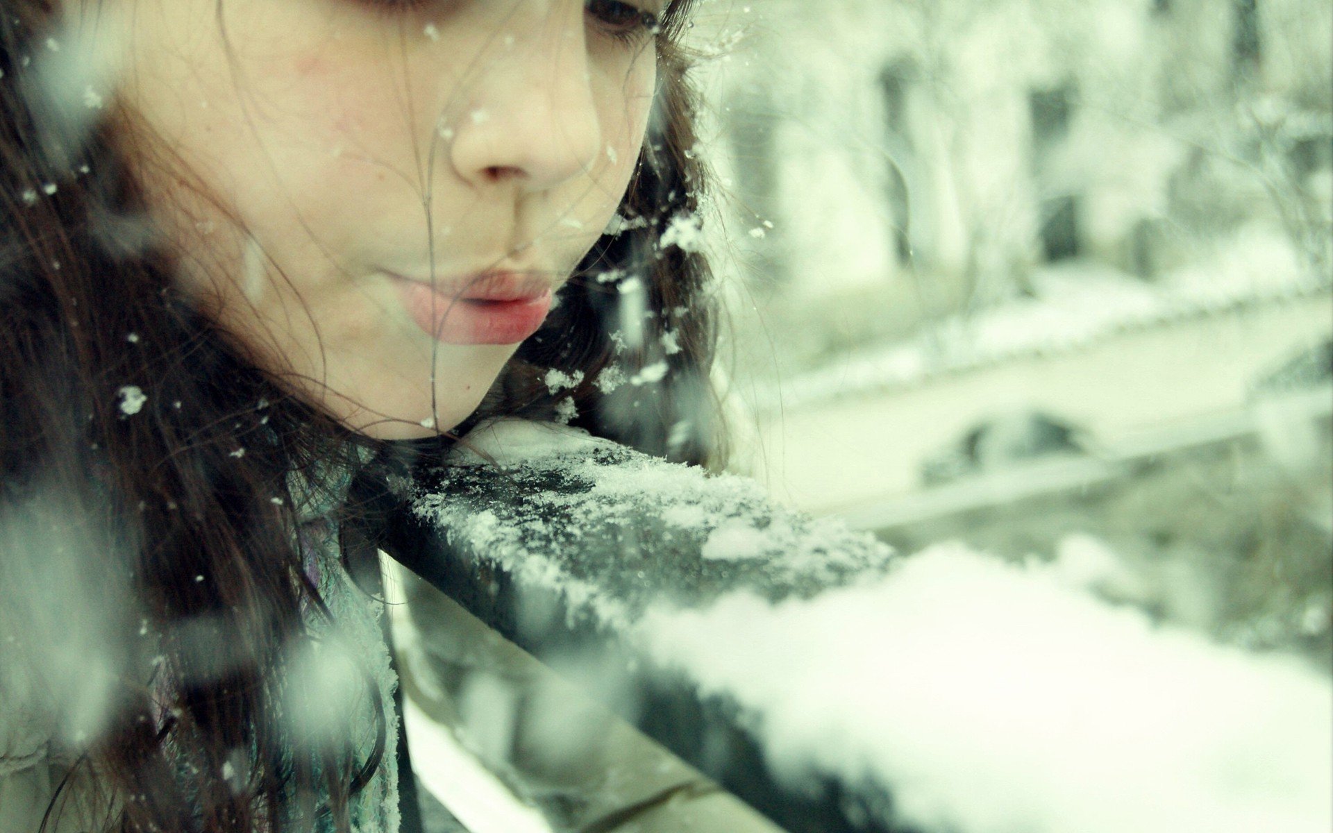 mood bambini ragazza ragazza bruna inverno neve fiocchi di neve cappello