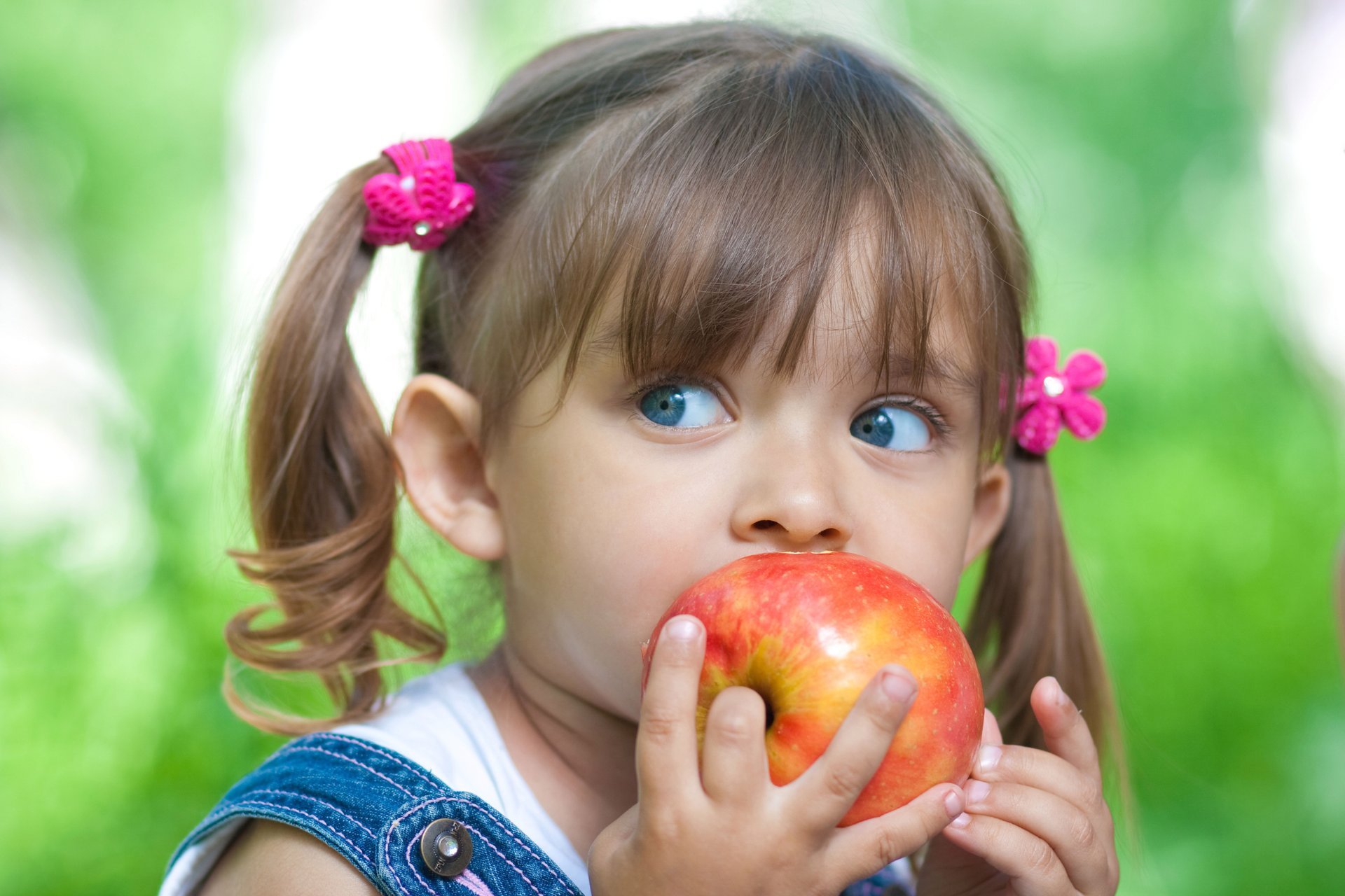 mädchen rot apfel blau augen blick rot