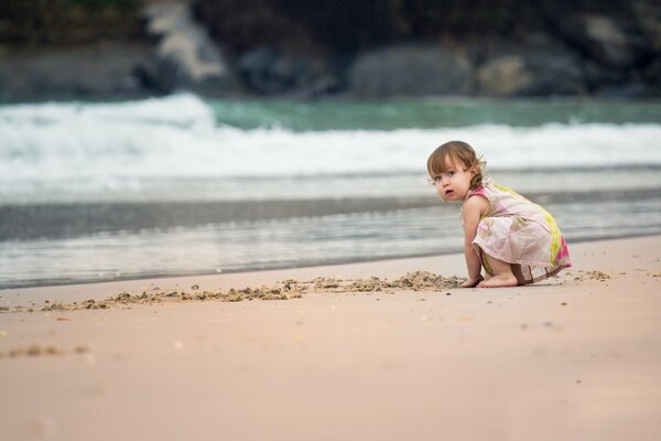 Chica en la playa. Juego de arena