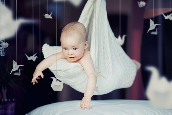 Beau bébé heureux souriant couché dans un oreiller