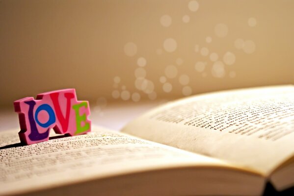Litery miłości stojące na rozkładówce książki