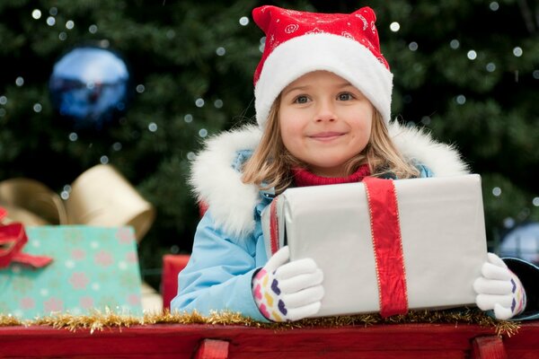 Miracle du nouvel an: un enfant avec un cadeau