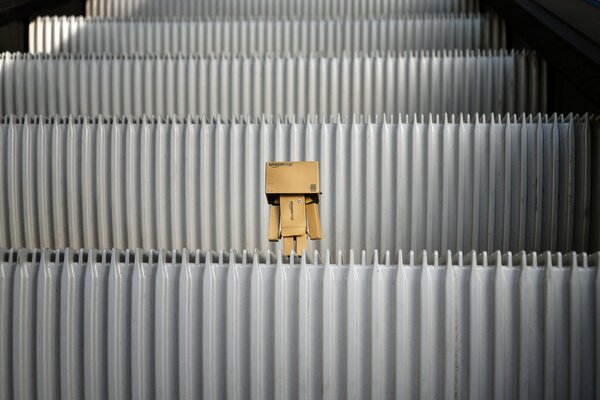 Eine kleine Box auf den Stufen der Rolltreppe