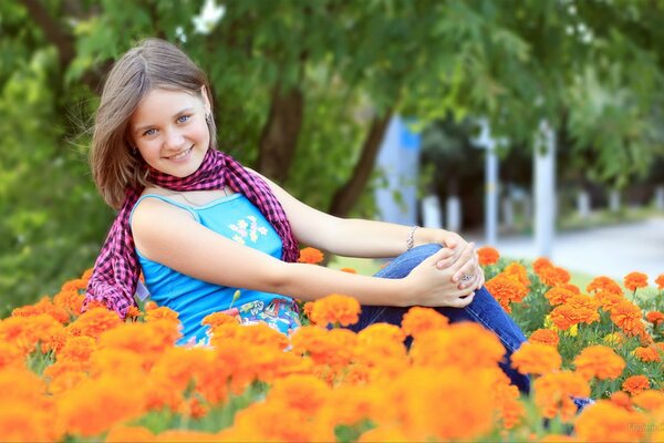 Mädchen auf Blumen und Natur Hintergrund