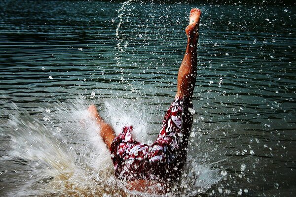 Plongeon. Chute dans l eau et les éclaboussures de mer