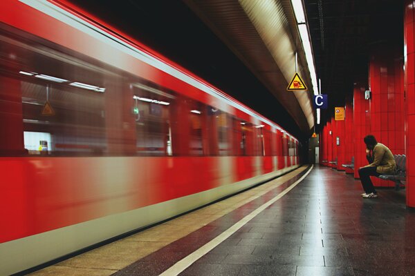 Odjeżdżające Metro ze stacji