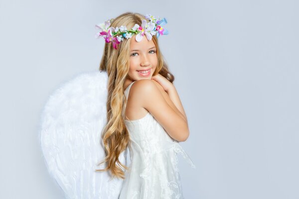 Mädchen-Engel mit Blumenkranz