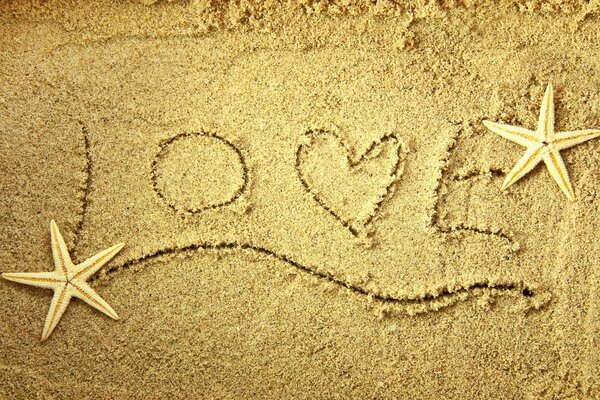 Bild des Wortes der Liebe und der Sterne im Sand
