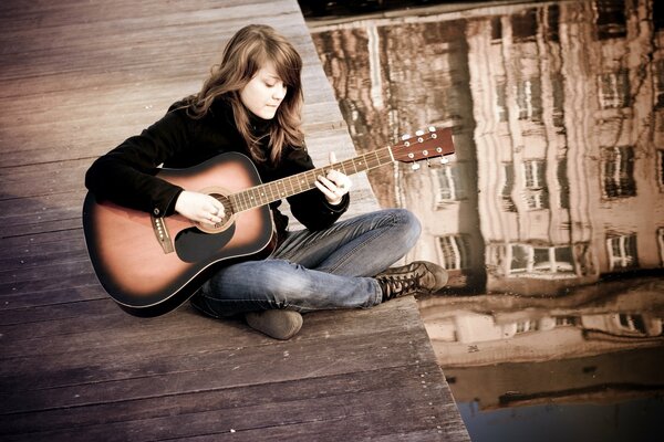 Chica tocando su guitarra favorita