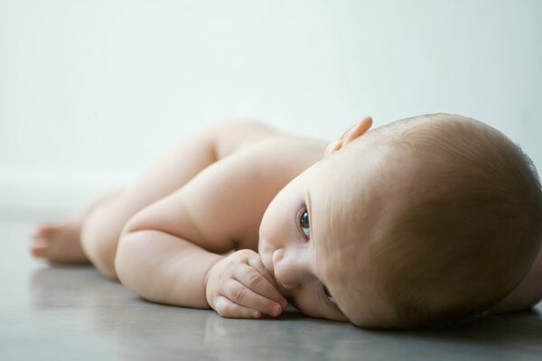 Bébé insouciant a pensé à quelque chose