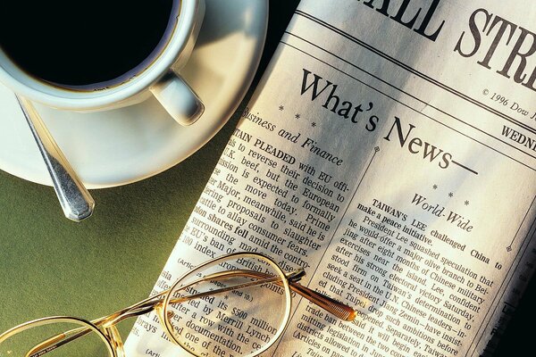 Composición de la mañana con una taza de café y un periódico