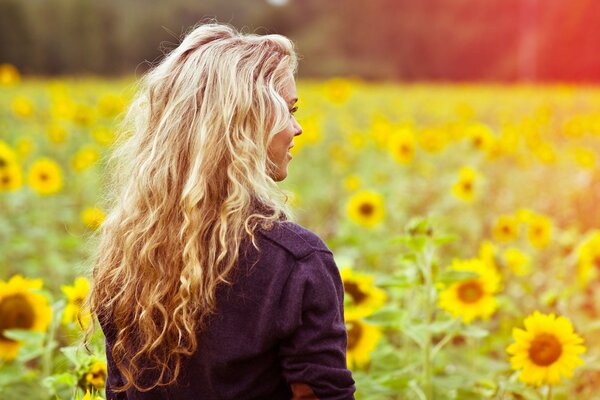 Imagen brillante de una chica en un campo de girasoles