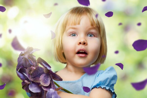 Pequeña niña con grandes ojos azules