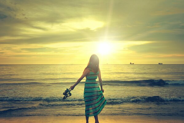 La ragazza ammira l onda del mare e il cielo