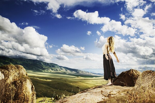 Chica en la naturaleza inspirada en el sol y el cielo