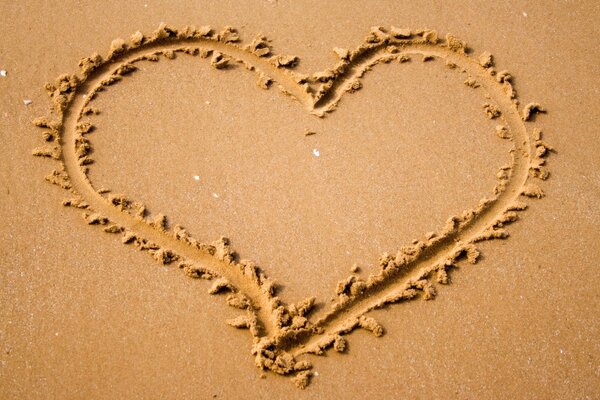 Un grande cuore dipinto sulla sabbia