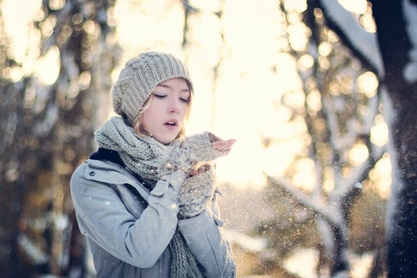 Chica misteriosa en invierno