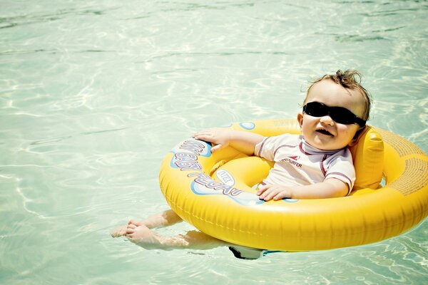 L enfant défonce dans l eau