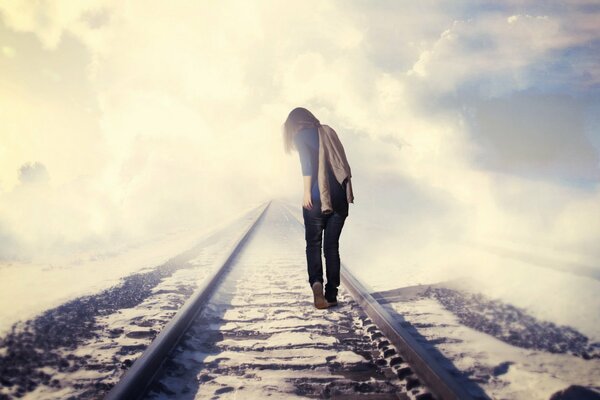 Chica caminando en el ferrocarril