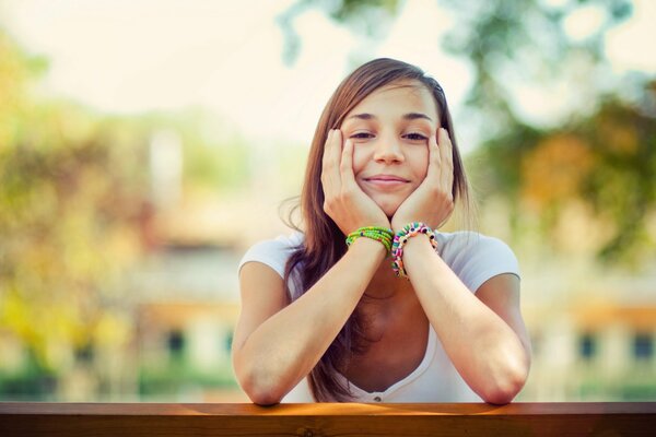 Ragazza sorridente con umore estivo