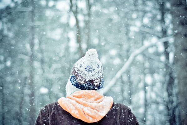 Hombre con sombrero en el bosque de invierno