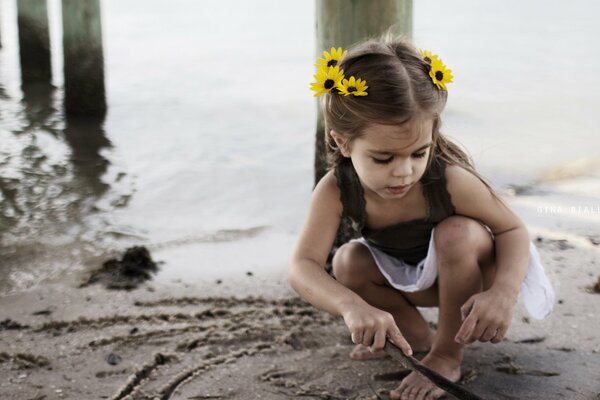 Chica con flores en el pelo en la playa