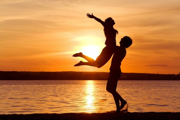 Pareja en el fondo de la puesta de sol. Amor y romance