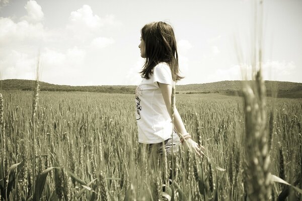 Bruna sul campo di grano. Fotografia in bianco e nero