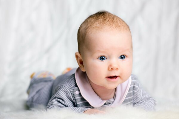 Petit enfant couché sur un lit en duvet