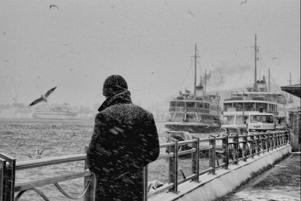 Зимняя погода сковала льдом корабли в порту