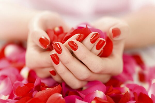 Manicura roja brillante en tus uñas