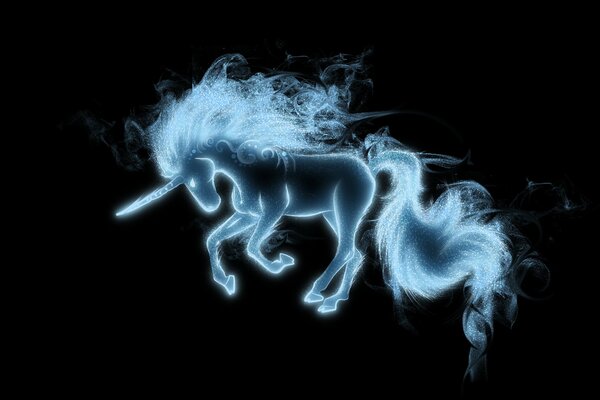 Lumineuse, la licorne sur fond noir