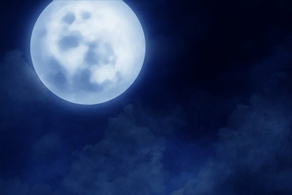 Nuvole alla luce della Luna notturna