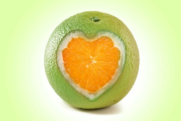 Naranja verde con corazón de naranja en forma de corazón