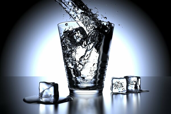 Расстаявший de la glace dans un verre