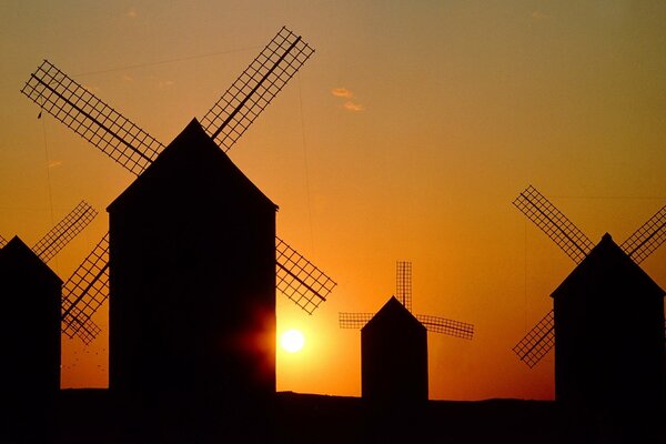 Cuatro molinos al atardecer