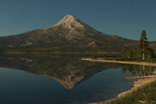 La montaña se refleja en la superficie del lago