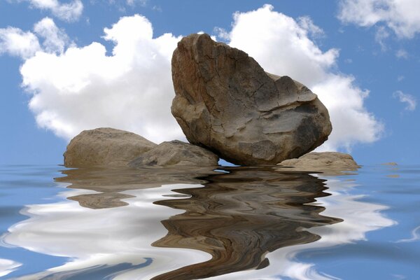 Steine in der Reflexion der Wasseroberfläche