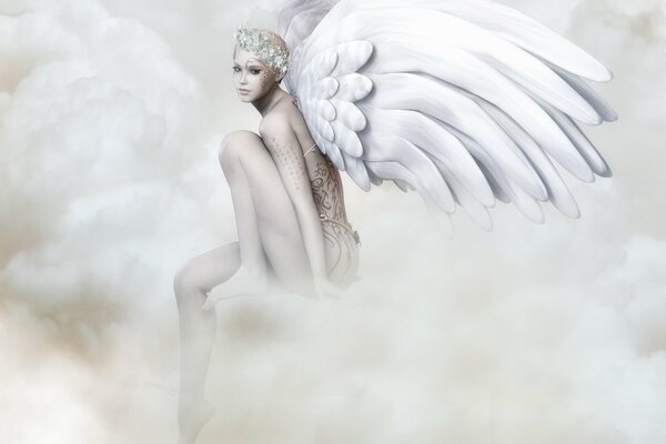 Anioł ze skrzydłami pozuje w chmurach