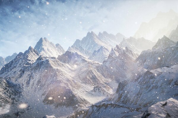 Schneebedeckte Berge im blauen Nebel