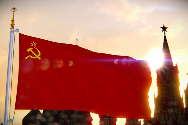 L évolution drapeau de l urss sur le fond du Kremlin à Moscou