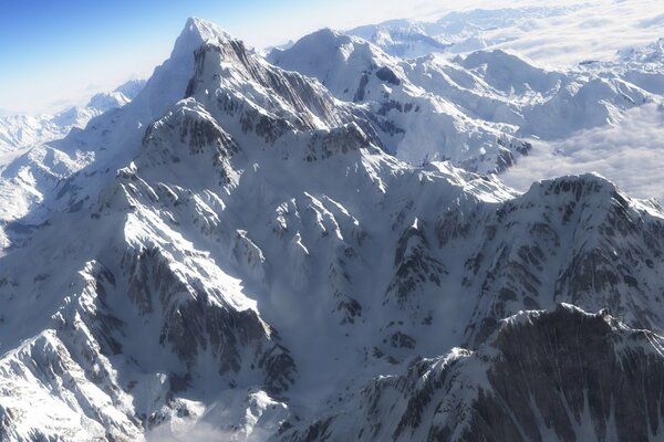 Hohe schneebedeckte Berggipfel