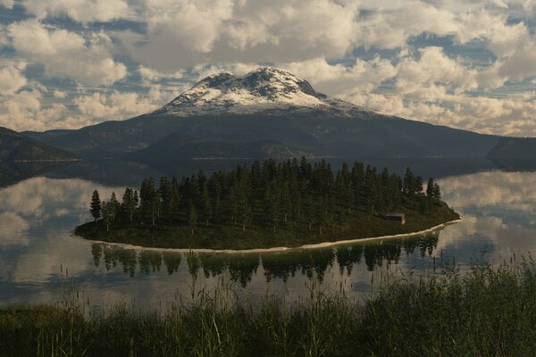 Isla en el lago en el fondo de la montaña