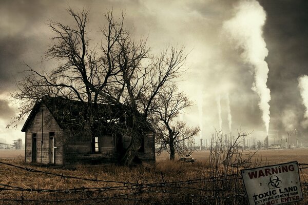 Casa abandonada detrás de alambre de púas