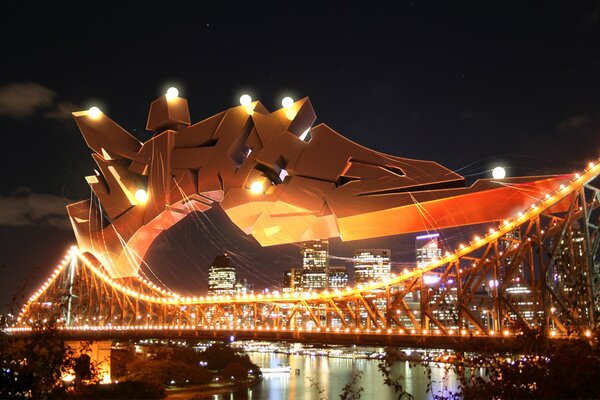 Le pont de la métallique en vrac des graffitis dans les lumières du soir